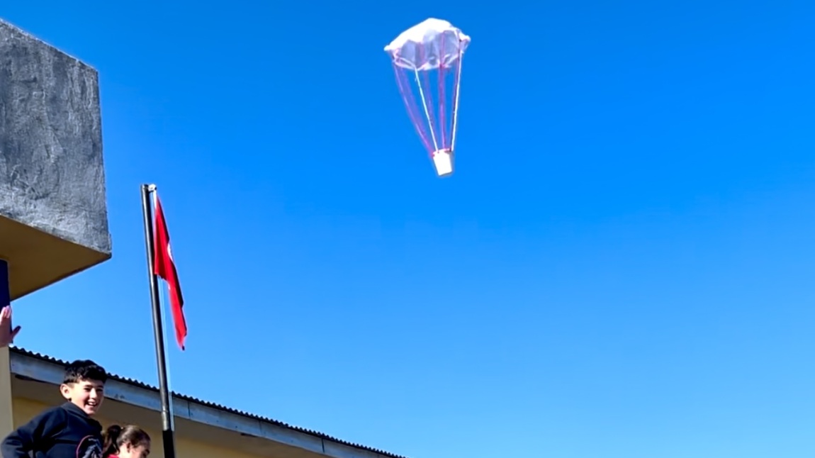 5.sınıf öğrencilerimizle hava direncini daha iyi kavrayabilmek için paraşütler tasarladık.